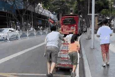 核酸检测站两女发生矛盾大打出手,父子核酸检测点殴打民警