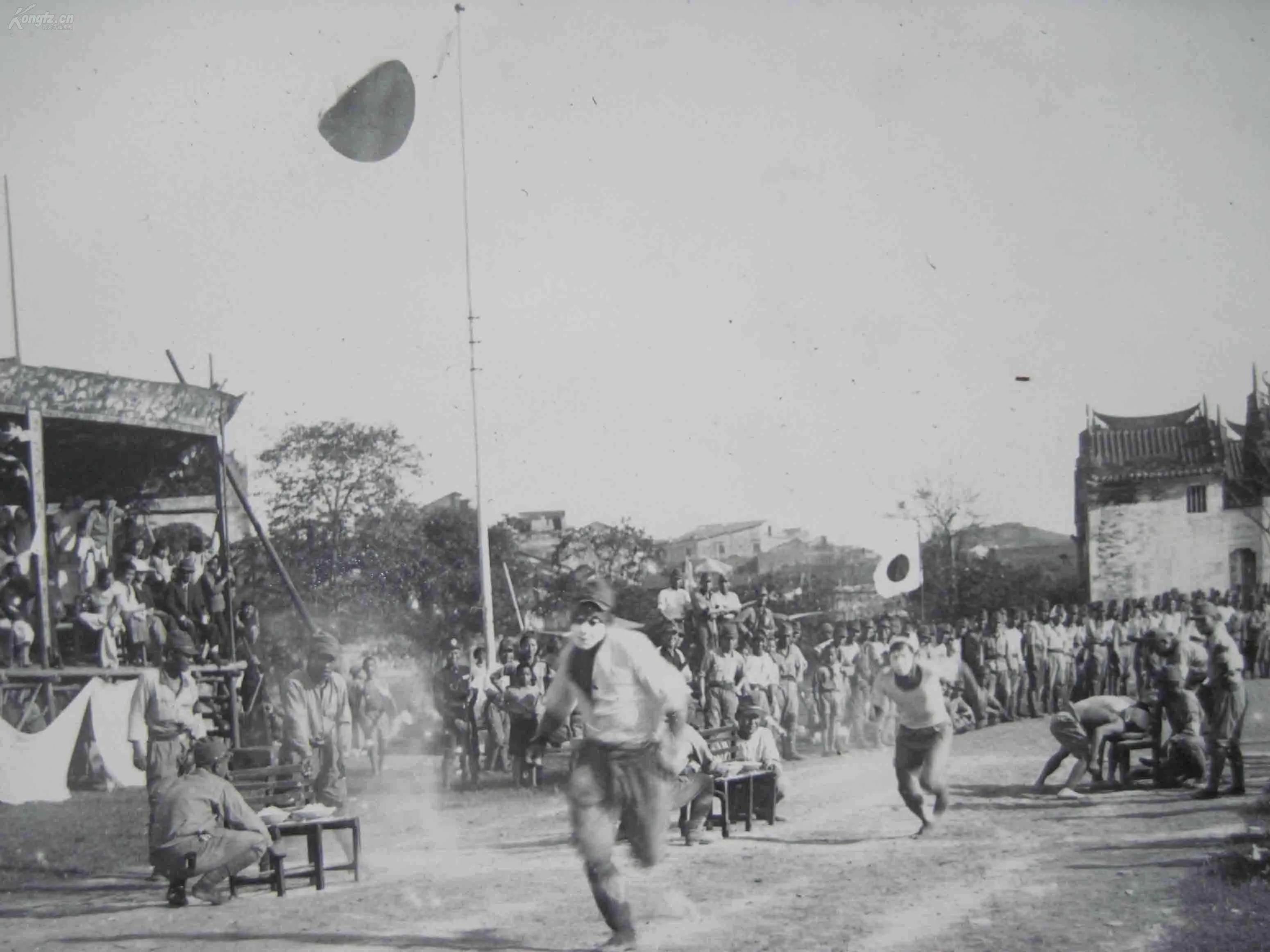 *楼青**女子脱衣抗议*行游**，汉奸却不为所动