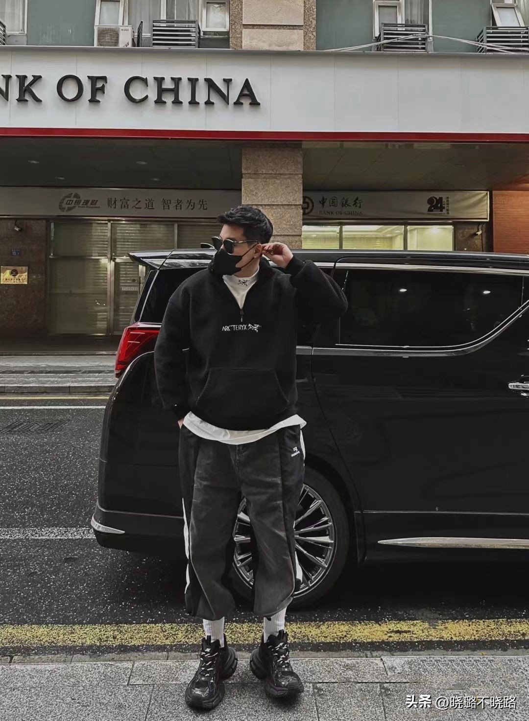 男生今年流行的裤脚穿搭,男生裤脚扎进袜子的穿搭