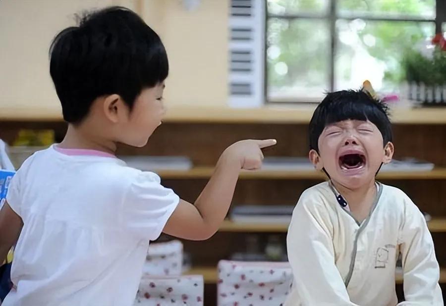 孩子玩的室内游乐场被打,孩子玩耍时老是被另外一个孩子打