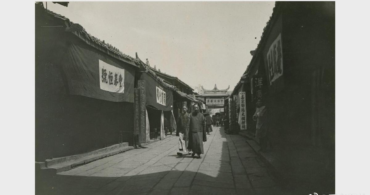 日军罪行照片：攻陷香港后兽性毕露，当场轮番侵犯新婚女明星