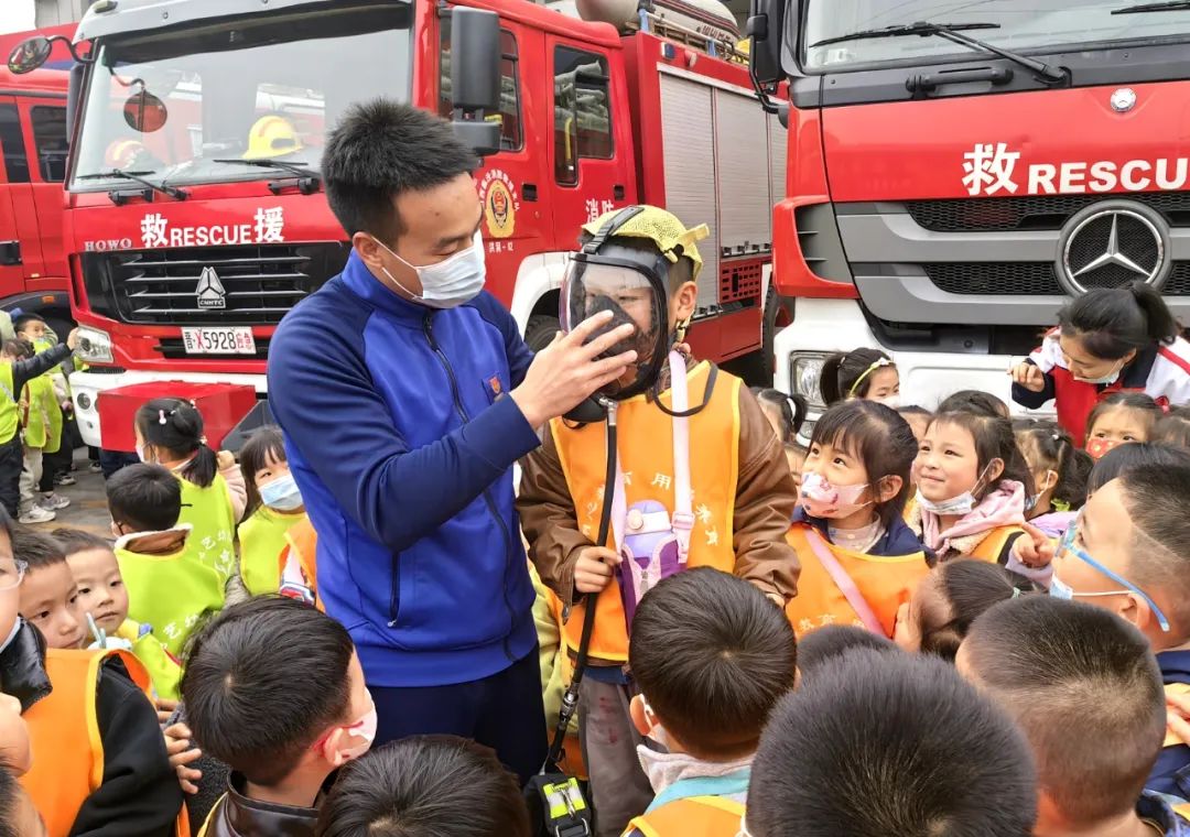 消防安全进百校宣传教育系列活动,走进学校开展消防安全宣传第一课