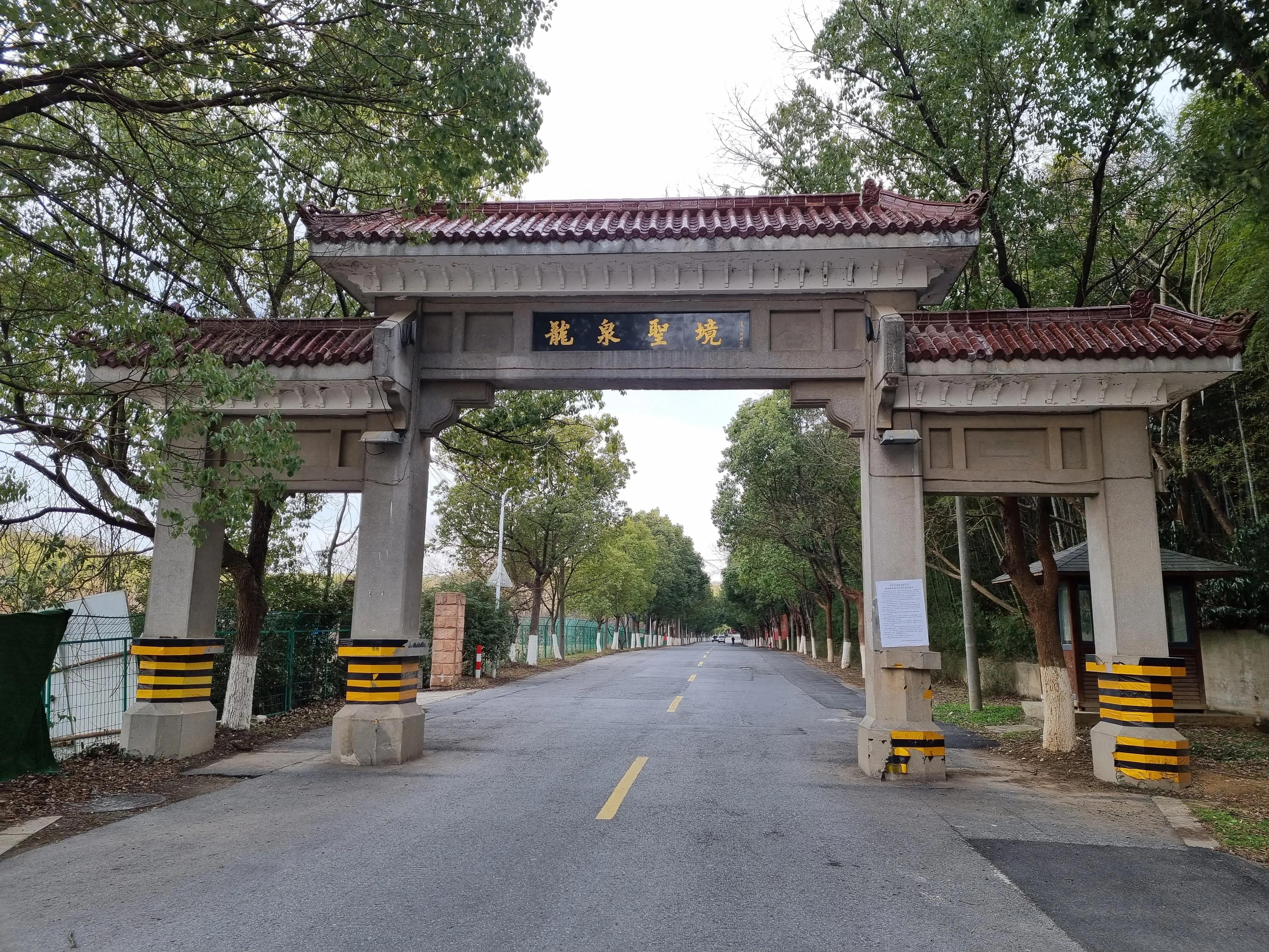 南京龙泉寺。寺里有一棵唐朝的腊梅树。