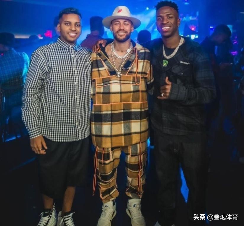 新发型亮相!维尼修斯带3美女泡吧,皇马天王要抢内马尔10号球衣