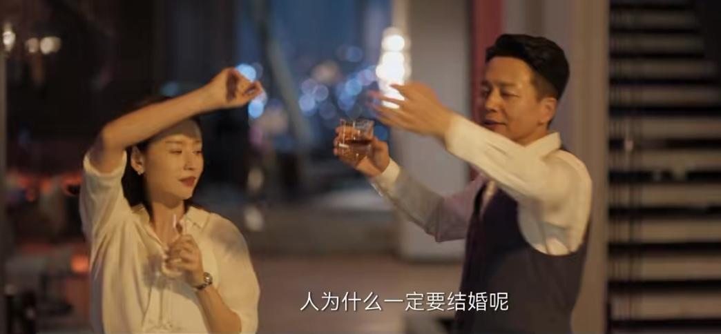 43岁董洁演“*妇情**”，教科书式撩汉，不靠颜值靠懂事