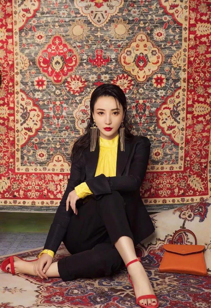 柳岩浅粉色连身裙图片,柳岩一袭紧身小黑裙亮相活动