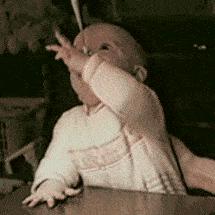 一哥们在殡仪馆守灵，闲着无聊，半夜用手机搜附近的人