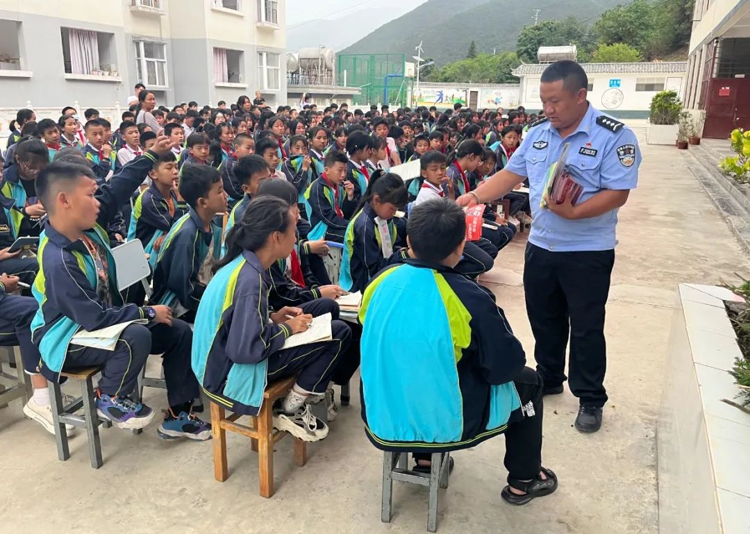 交通安全进校园文明交通伴我行,交通安全进校园守护平安伴成长