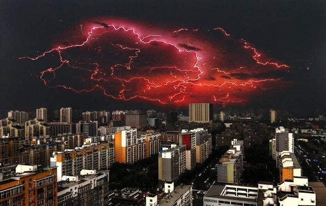 罕见闪电精灵被拍,罕见天空惊现红色闪电持续一小时