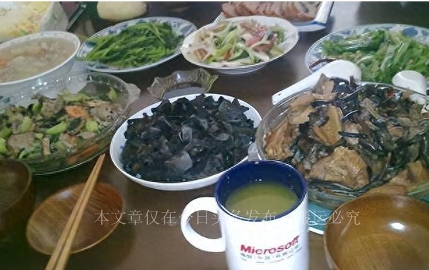 堂哥手断了，我带1000元去看望他，他把钱扔到一边“拿30万给我”