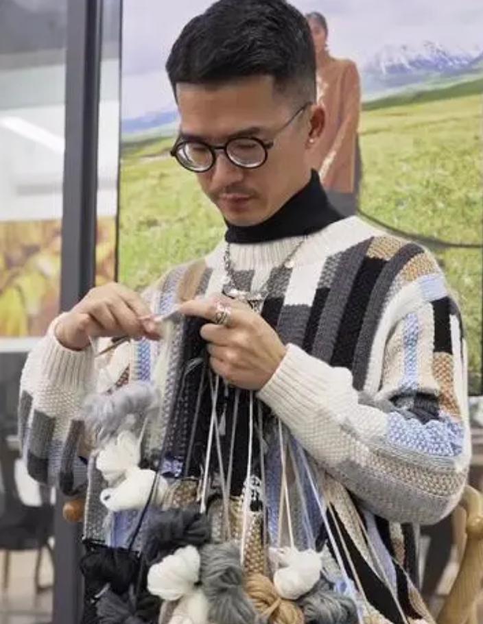 回乡织毛衣年入500万,85后小伙回家织毛衣年入500万