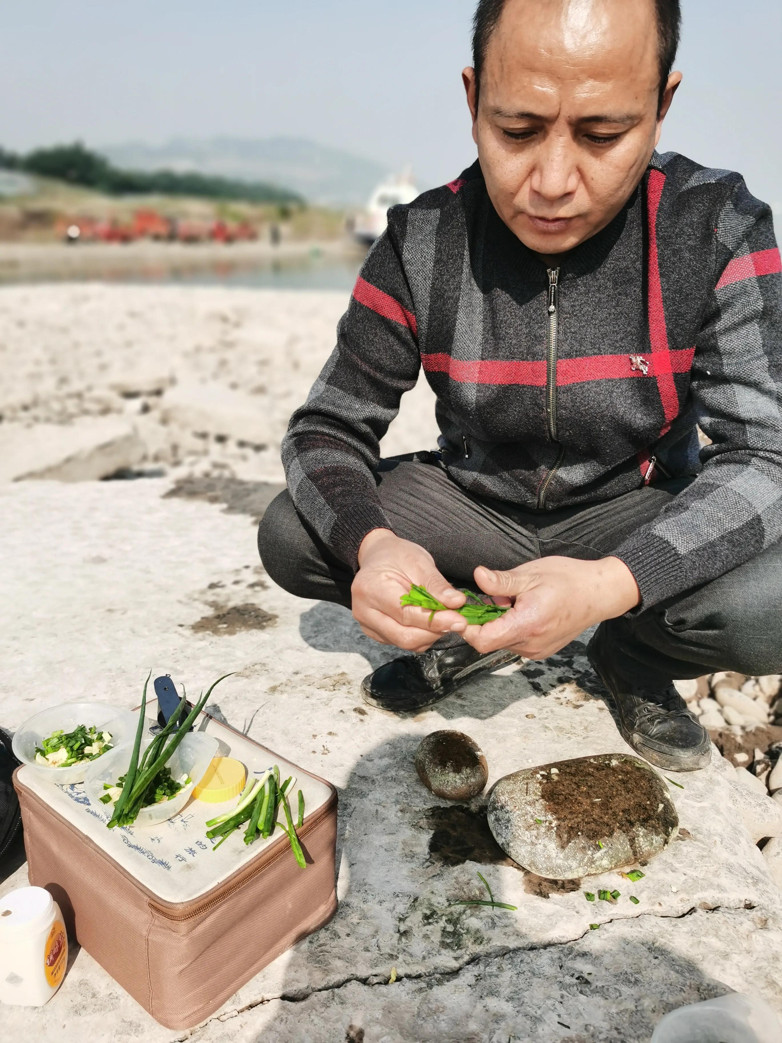 重庆两江夜游船上吃火锅,重庆南滨路船上吃火锅