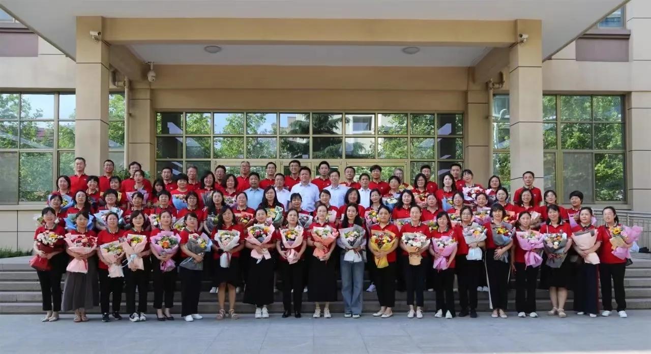 毕业典礼同学送点礼物给老师,大班毕业典礼给老师们送的礼物是