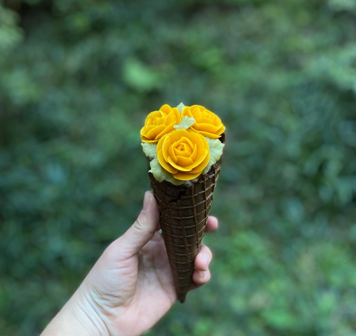 夏日的甜蜜诱惑:玫瑰花冰淇淋,盛开在夏日里的美味“花束”