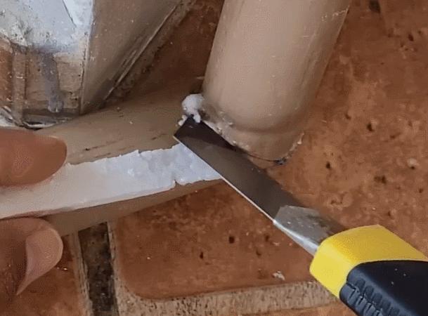 把502胶水滴在插座上,把502胶水滴在纯净水里