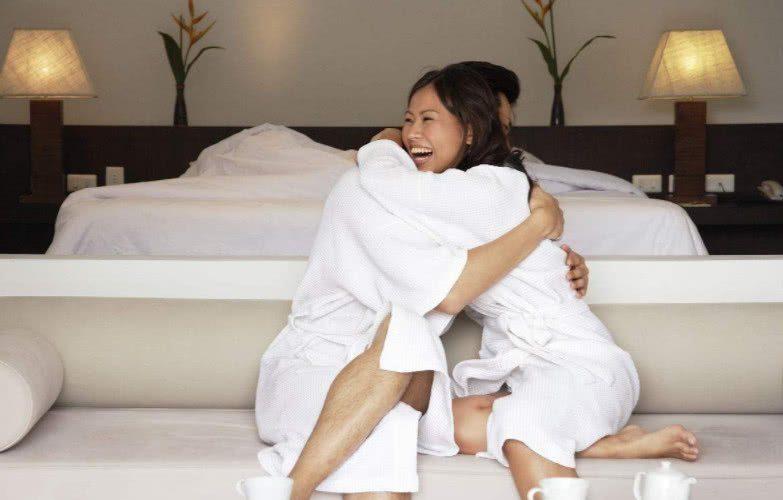 情侣住宾馆遇到警察查房该怎么办,情侣住酒店遇到查房会被拘留吗