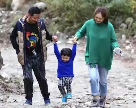 四大丑男演员娶到四大美女,又矮又丑男演员且娶了漂亮的老婆