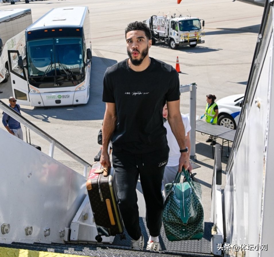 赛后更衣室全队很高兴地庆祝,回归主场全场欢呼