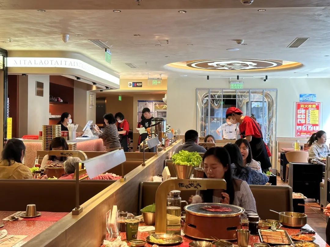 食光里丨每天都在排队的烤肉店，石景山这个“老太太”厉害了