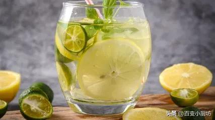 早晨第一杯水怎样喝才是正确的,清晨起床第一杯水喝多少合适