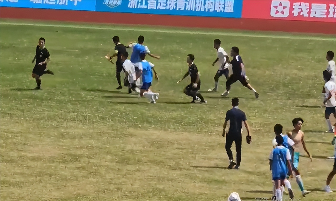 裁判不公全体球员反抗裁判被打,足球裁判判罚不满暴打裁判