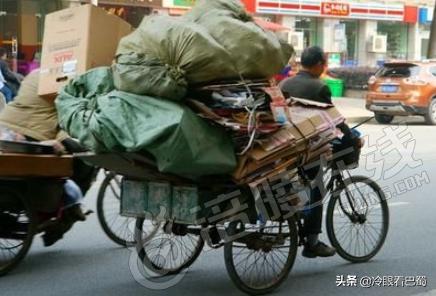 火了!小学肄业大叔靠收废品赚取重庆几套房几辆车,真是很励志