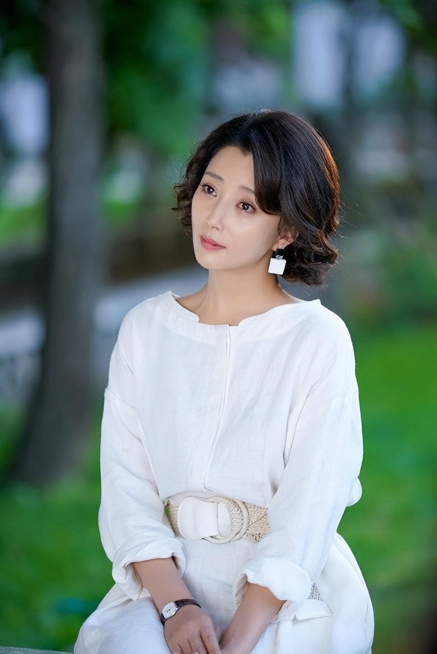 殷桃年过40依然美成一枝花,为什么殷桃被称为冻龄身材