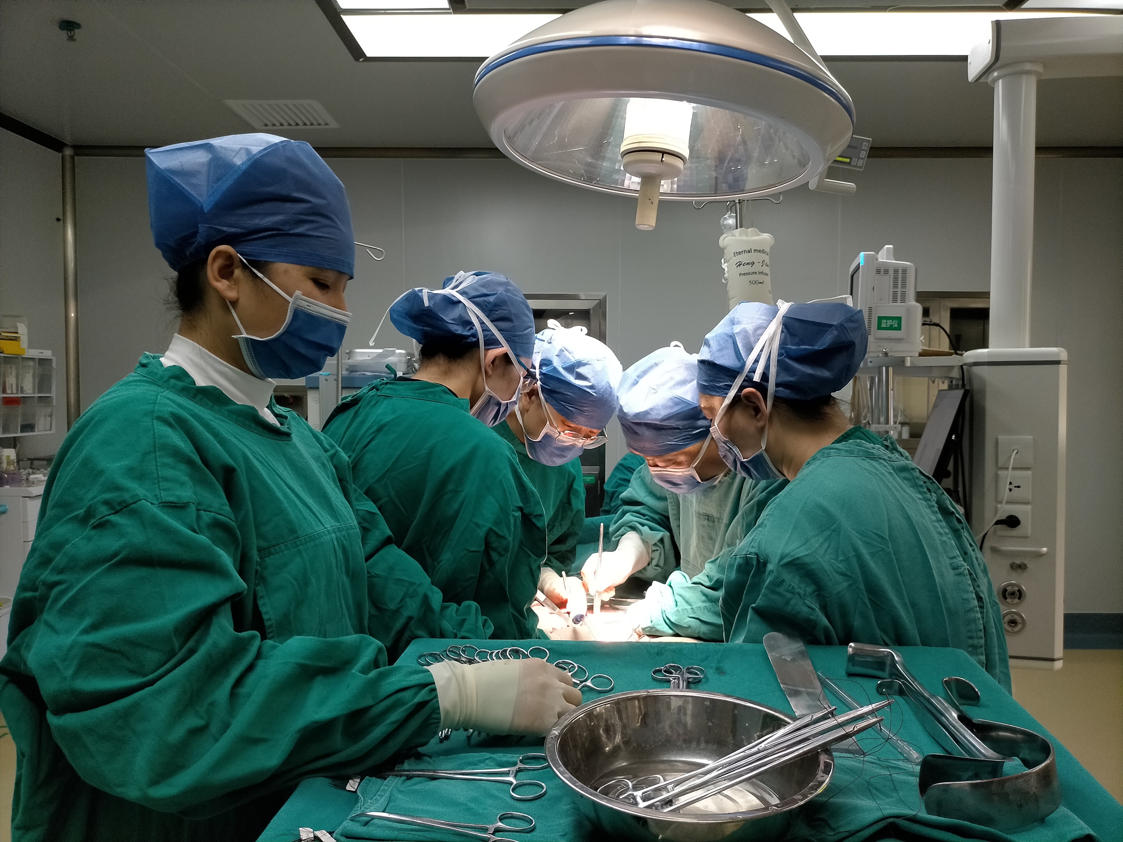 突破！深圳专家主刀顺利完成德保首例经腹子宫内膜癌分期手术