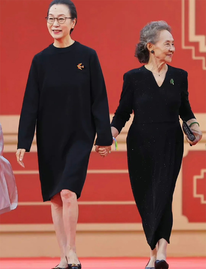 奚美娟年轻时的发型,奚美娟黑色长裙