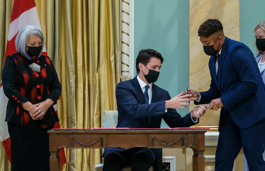 特鲁多个人图片,特鲁多贺新年