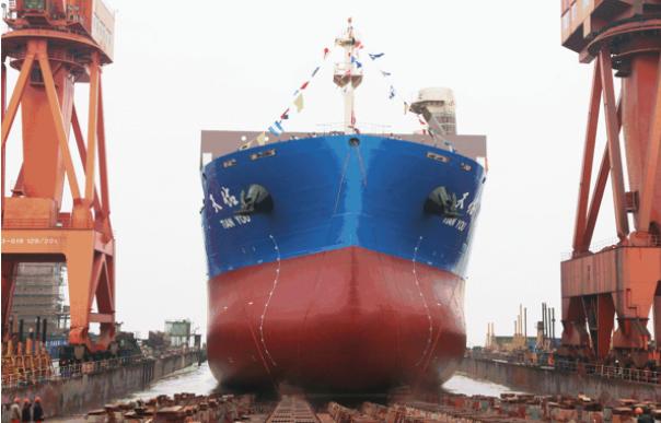 万吨巨轮是怎么下水,国内万吨巨轮下水的壮观场面