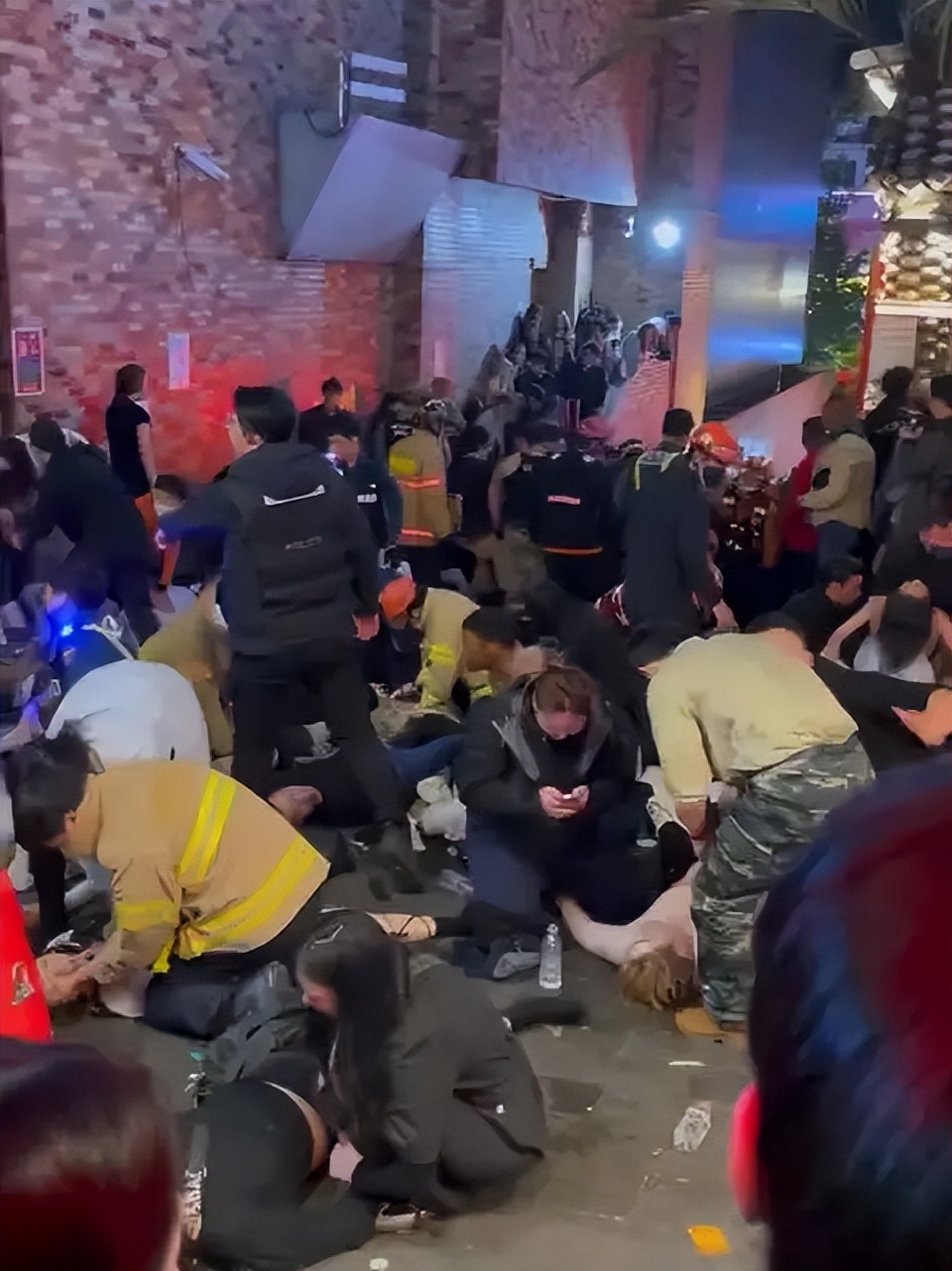 踩进沼泽地如何自救,为什么会发生人踩人