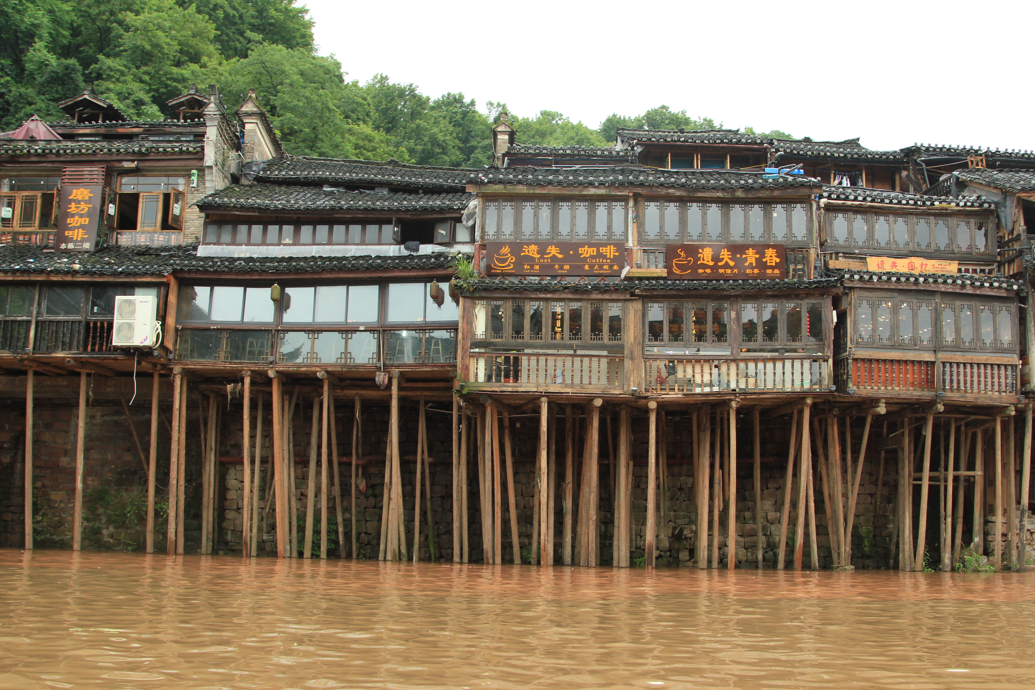 边城和凤凰古城哪个好玩,中国最美古城凤凰古城视频