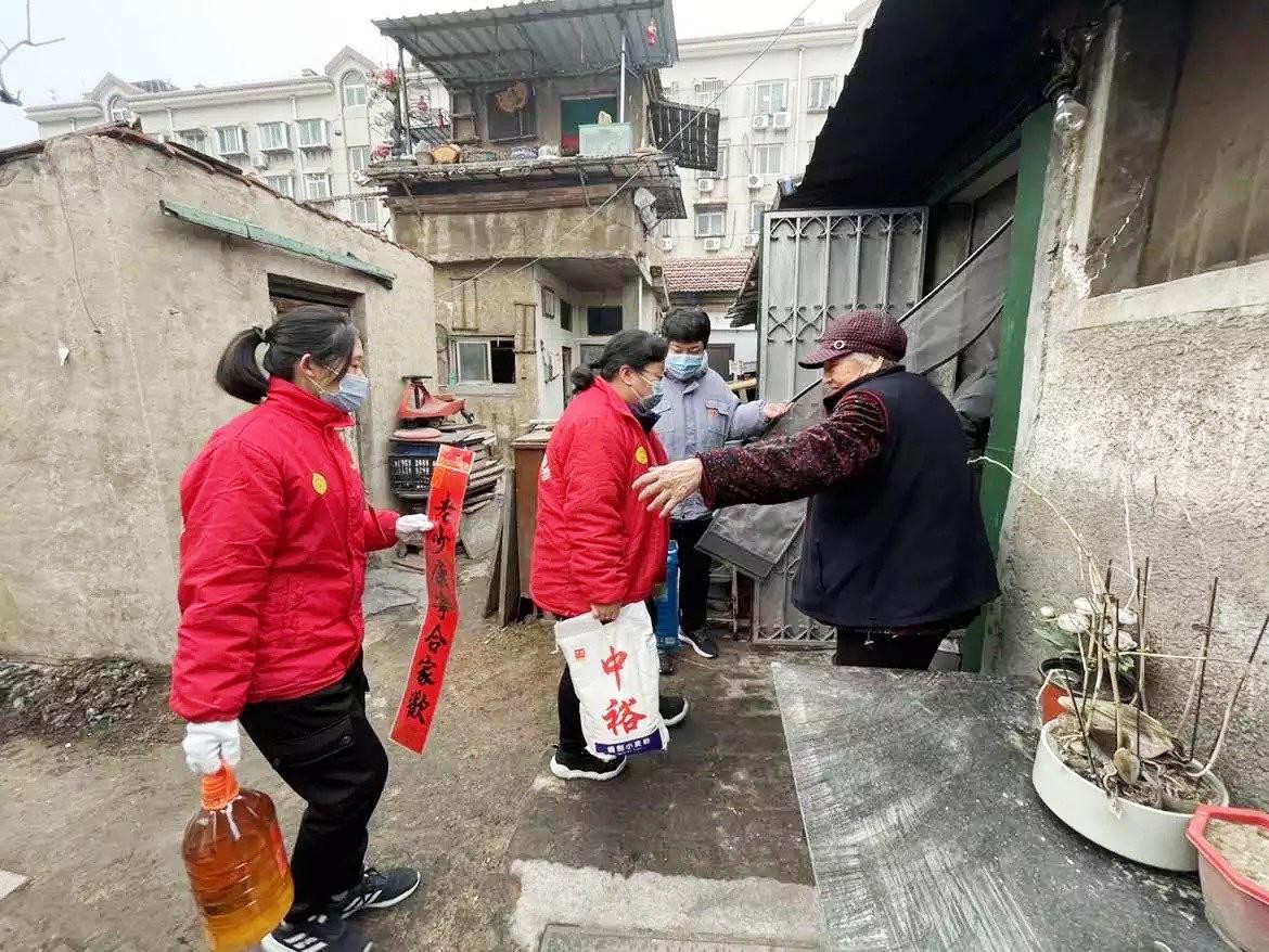 社区爱心传递慰问活动,暖冬爱心进社区慈善义卖送温暖