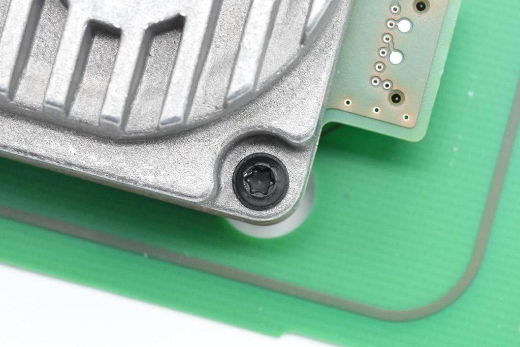 宝马5系无线充电拆解,宝马5系充电器怎么拆