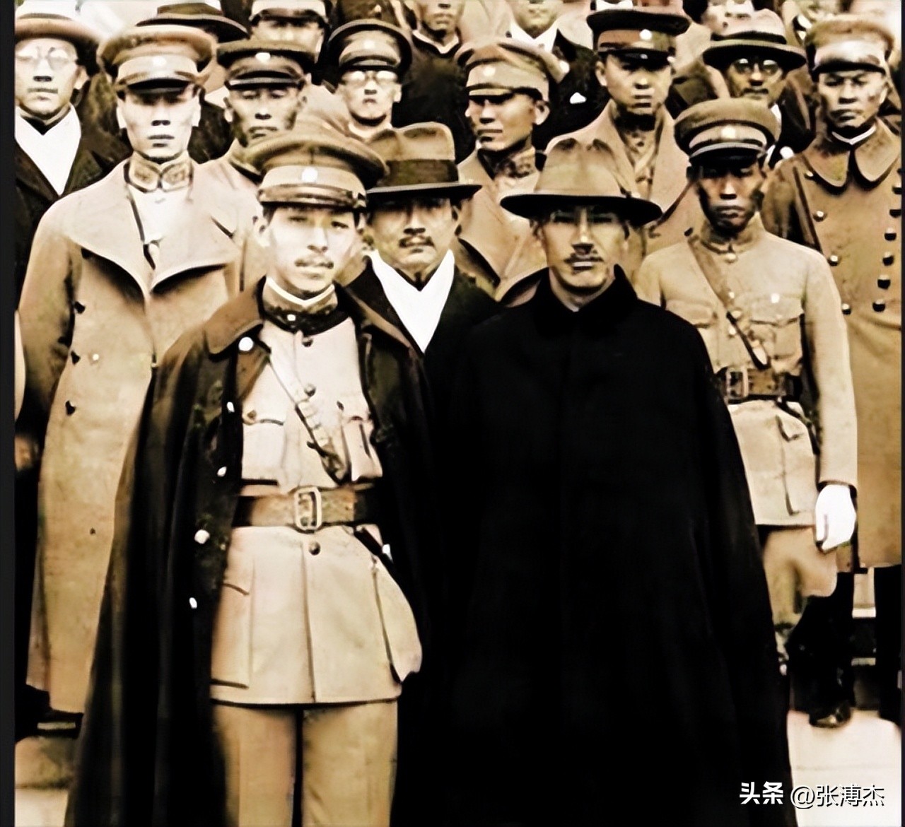 1975年蒋介石临终前，对蒋经国说出不放张学良的原因，张哭笑不得