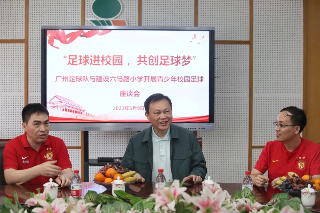 足球进校园共创足球梦手抄报,足球进校园共筑足球梦