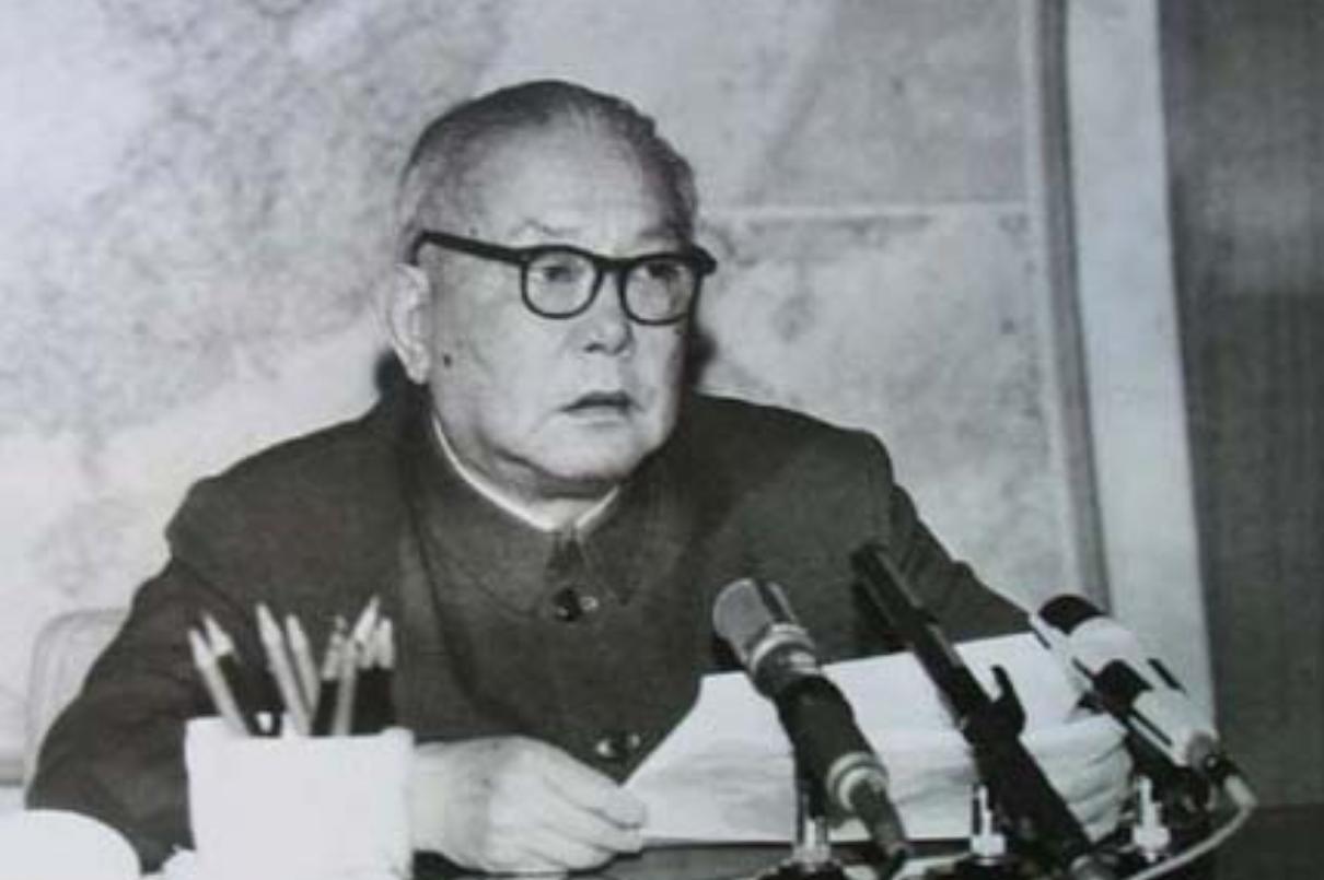 1954年，*先念李**向毛主席提了一个请求，毛主席：见面就给我出难题
