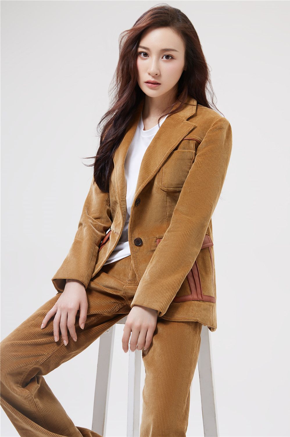 隆妮深v礼服,隆妮白衬衣