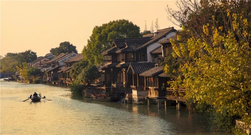 秋天落叶的诗句唯美短句,适合秋天发朋友圈的赞美秋天的诗