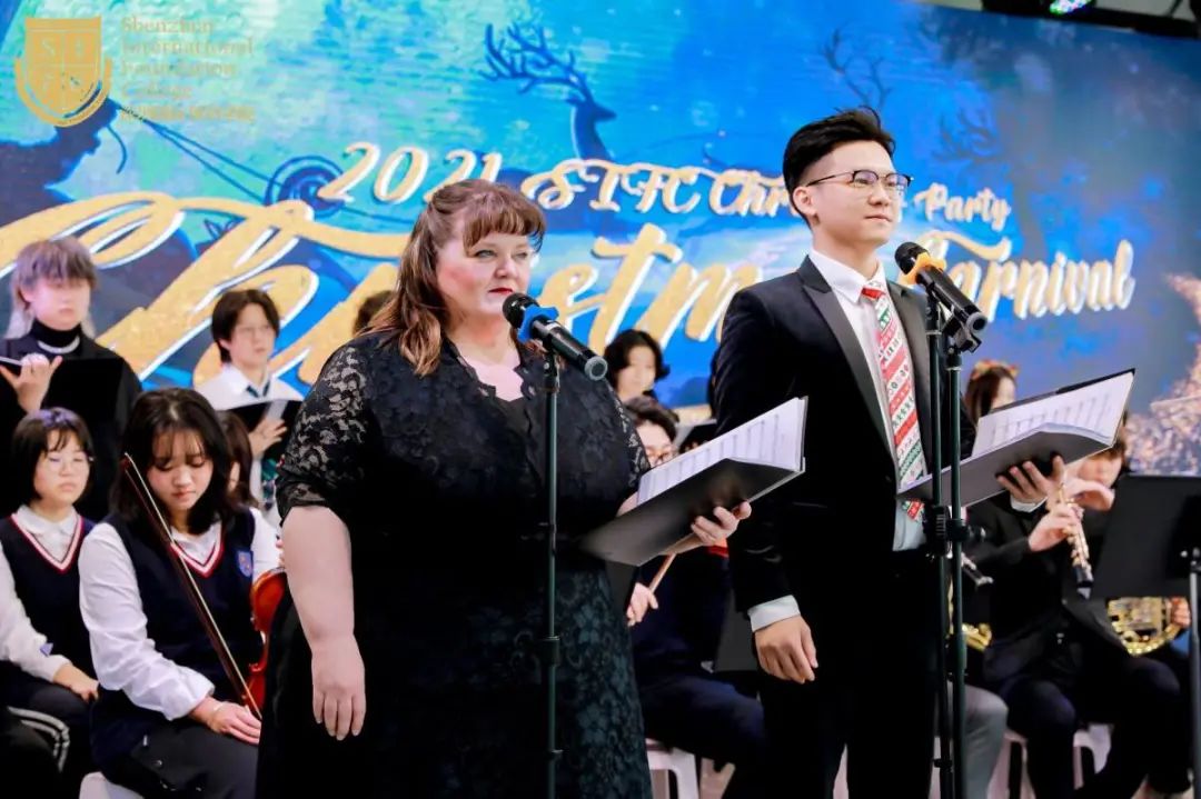 哇！这些学校的圣诞节也太“卷”了！圣诞老人、无人机都来了