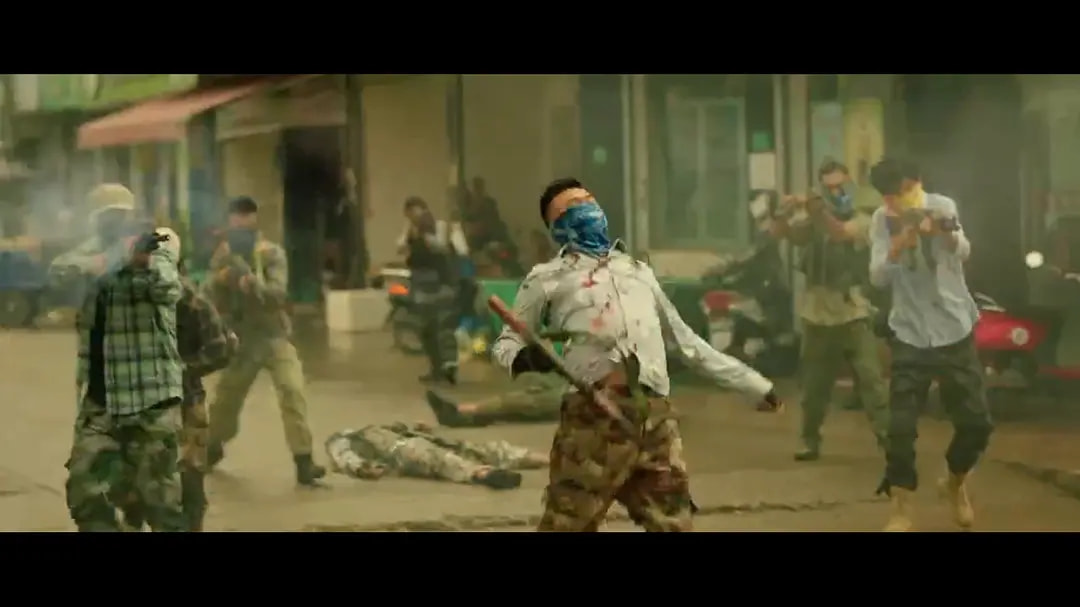 这部网大上线就热度第一,口碑却两极分化,堪称低配《拆弹专家》