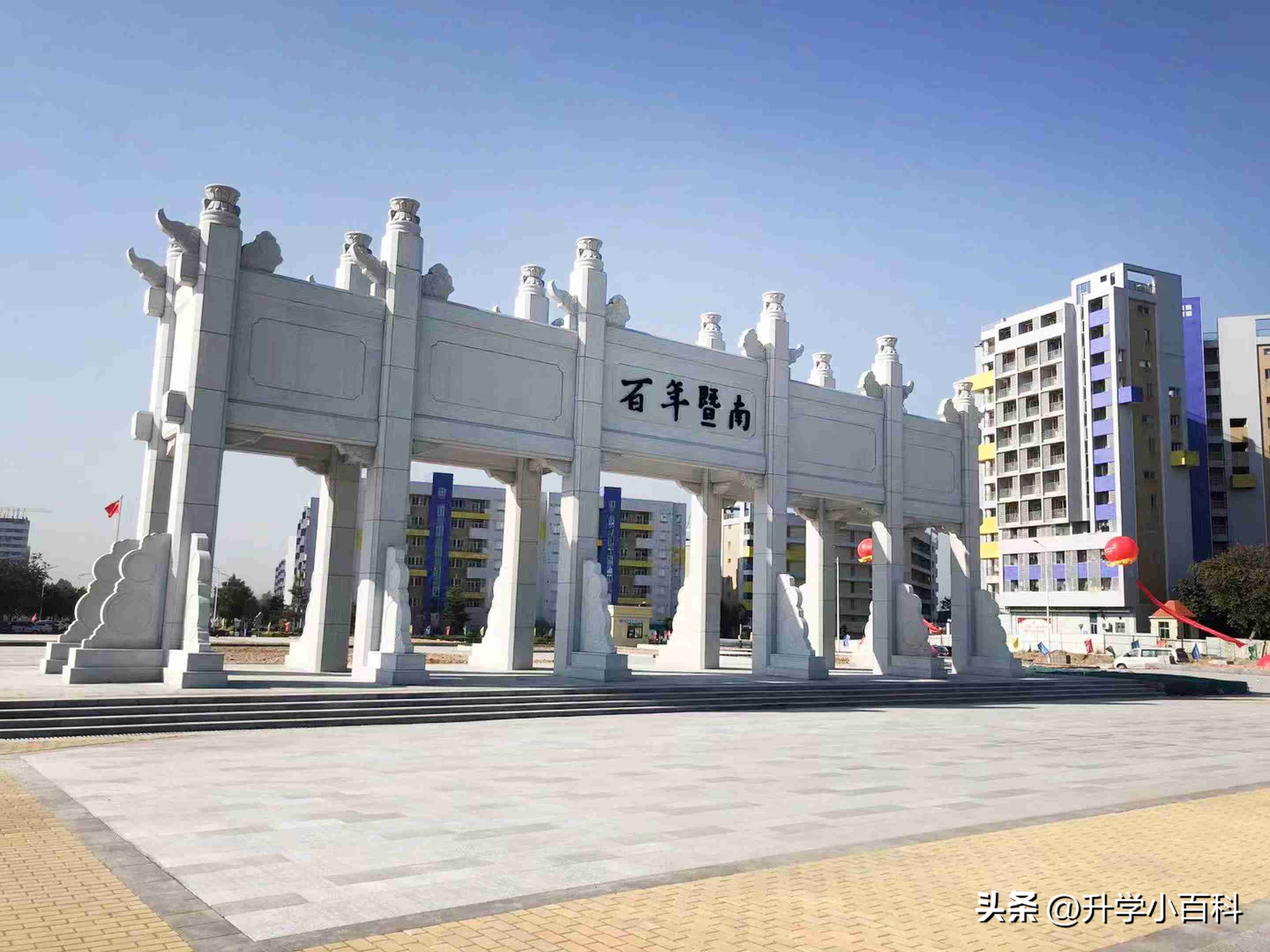 教育局批准成立的一所全日制学校，前期投注过亿元。