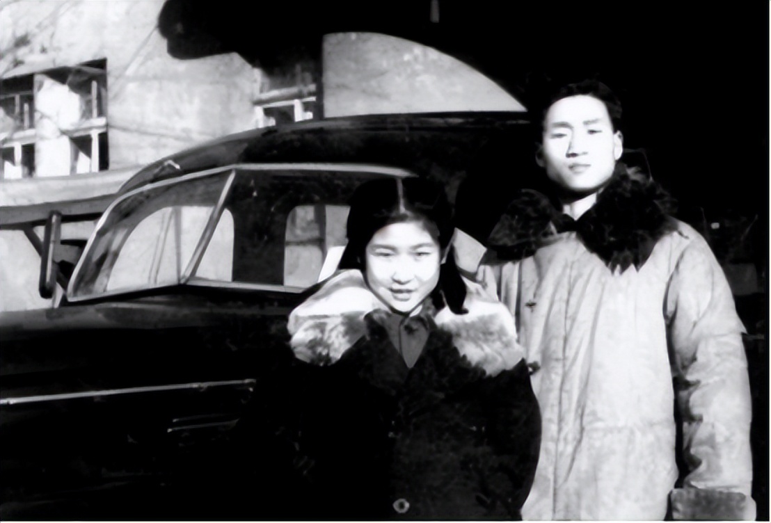 76年毛主席病逝，想起昔日恩情，*子珍贺**含泪对主席像说：请安息吧