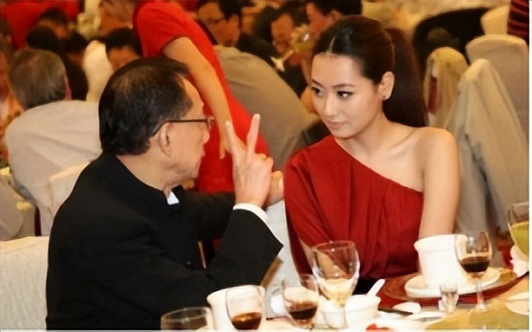 京城四美*冰白**：献媚成龙获杨受成独宠，下嫁男模却遭郑元畅*爱夺**