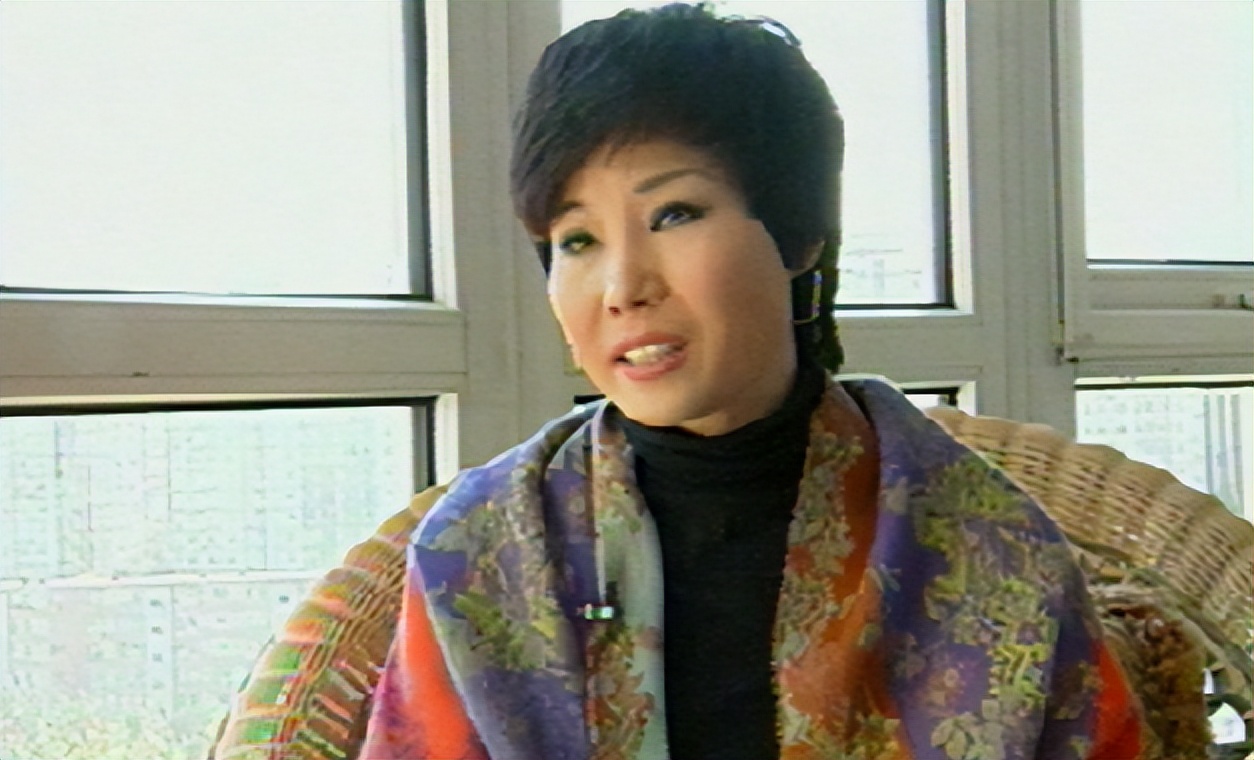 她发烧4天后突然去世,女歌手演出时倒地抢救无效离世