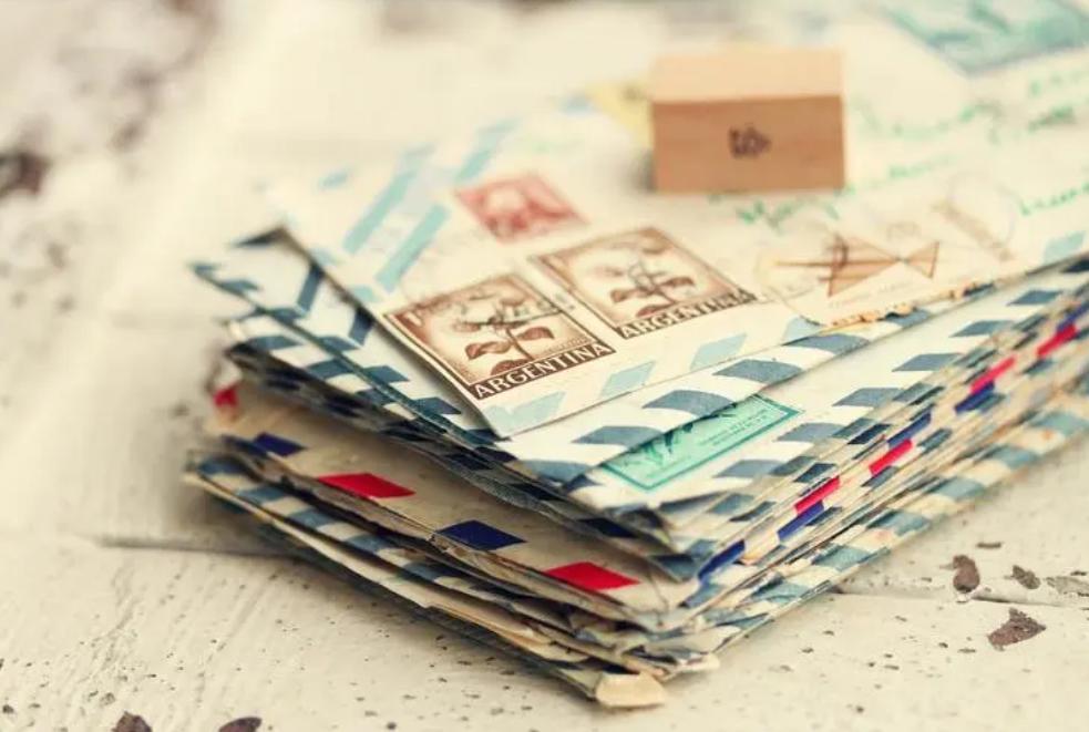 男子网约女子被要求买手机,男子约网聊女子见面就买包