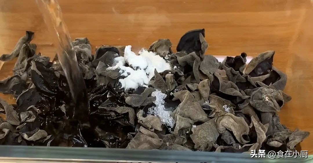 木耳直接用清水洗就可以了吗,新鲜木耳怎么清洗才能除虫卵