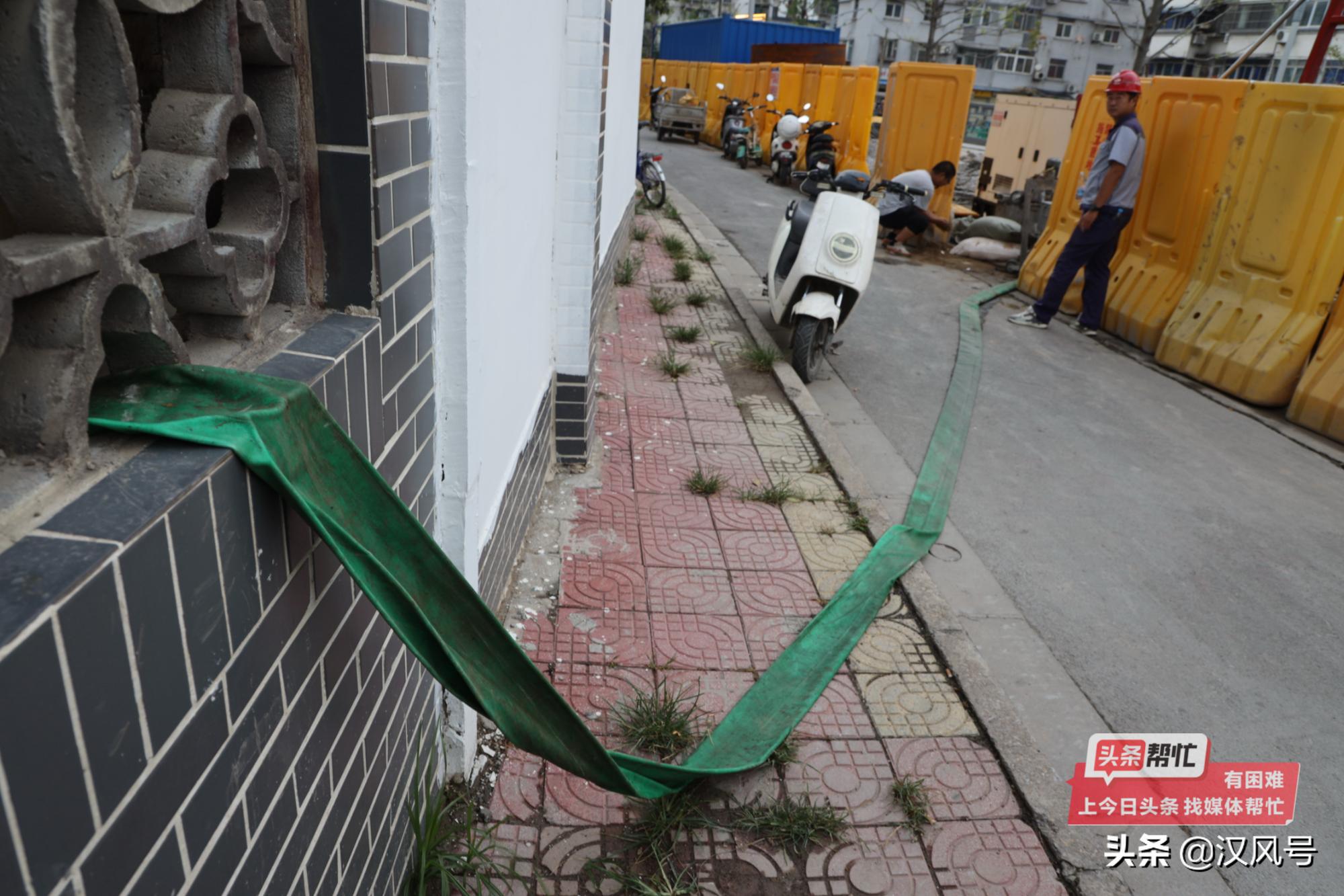 苏园里小区10号楼前积污水外溢严重居民出行难施工单位：老管道堵塞导致，新管道铺设后可彻底解决