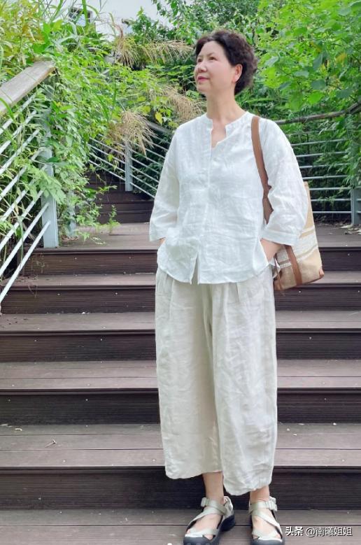 等你到了五六十岁，尽量不要穿花裙、老年衫，换成这样打扮更时尚